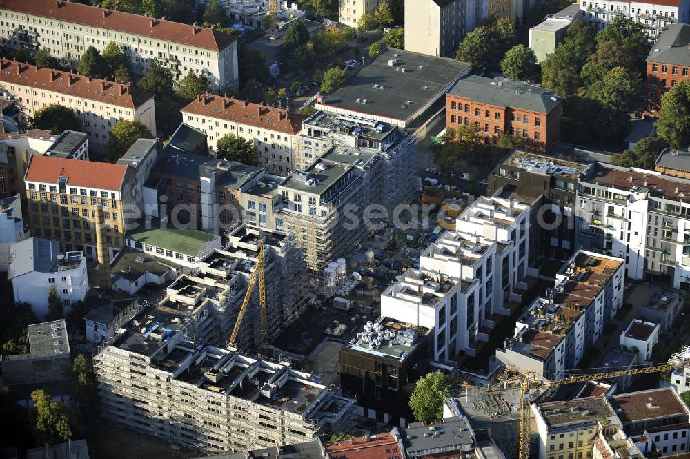 Berlin from the bird's eye view: Blick auf die Baustelle des Wohnneubaugebiet Marthashof an der Schwedter Straße im Stadtteil Prenzlauer Berg. Der Neubau ist ein Projekt der STOFANEL Investment AG , Projektsteuerer die city Bauten mbH, Baufirma die ALPINE Bau Deutschland. View of the residential development area „Marthashof Urban Village“ at the Berlin - district Prenzlauer Berg.