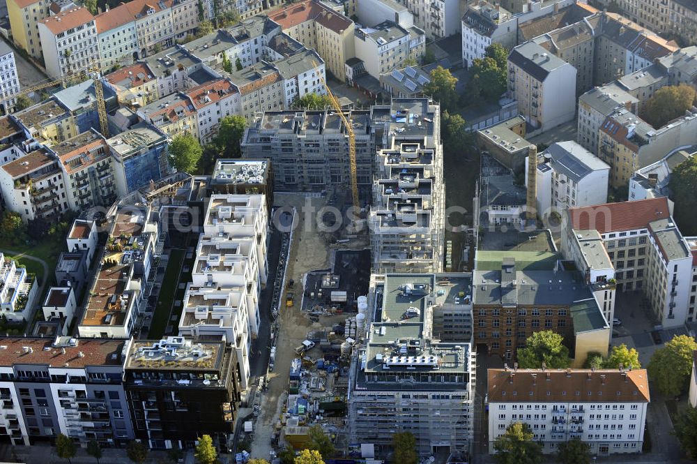 Aerial image Berlin - Blick auf die Baustelle des Wohnneubaugebiet Marthashof an der Schwedter Straße im Stadtteil Prenzlauer Berg. Der Neubau ist ein Projekt der STOFANEL Investment AG , Projektsteuerer die city Bauten mbH, Baufirma die ALPINE Bau Deutschland. View of the residential development area „Marthashof Urban Village“ at the Berlin - district Prenzlauer Berg.