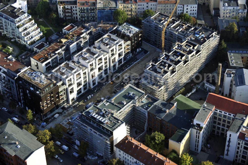 Berlin from above - Blick auf die Baustelle des Wohnneubaugebiet Marthashof an der Schwedter Straße im Stadtteil Prenzlauer Berg. Der Neubau ist ein Projekt der STOFANEL Investment AG , Projektsteuerer die city Bauten mbH, Baufirma die ALPINE Bau Deutschland. View of the residential development area „Marthashof Urban Village“ at the Berlin - district Prenzlauer Berg.