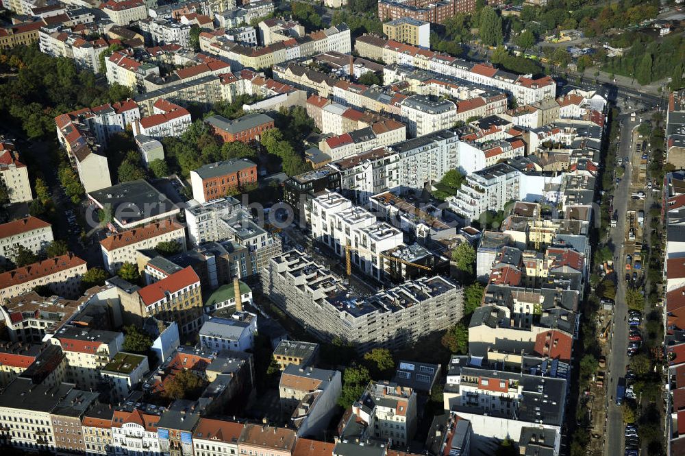 Berlin from above - Blick auf die Baustelle des Wohnneubaugebiet Marthashof an der Schwedter Straße im Stadtteil Prenzlauer Berg. Der Neubau ist ein Projekt der STOFANEL Investment AG , Projektsteuerer die city Bauten mbH, Baufirma die ALPINE Bau Deutschland. View of the residential development area „Marthashof Urban Village“ at the Berlin - district Prenzlauer Berg.