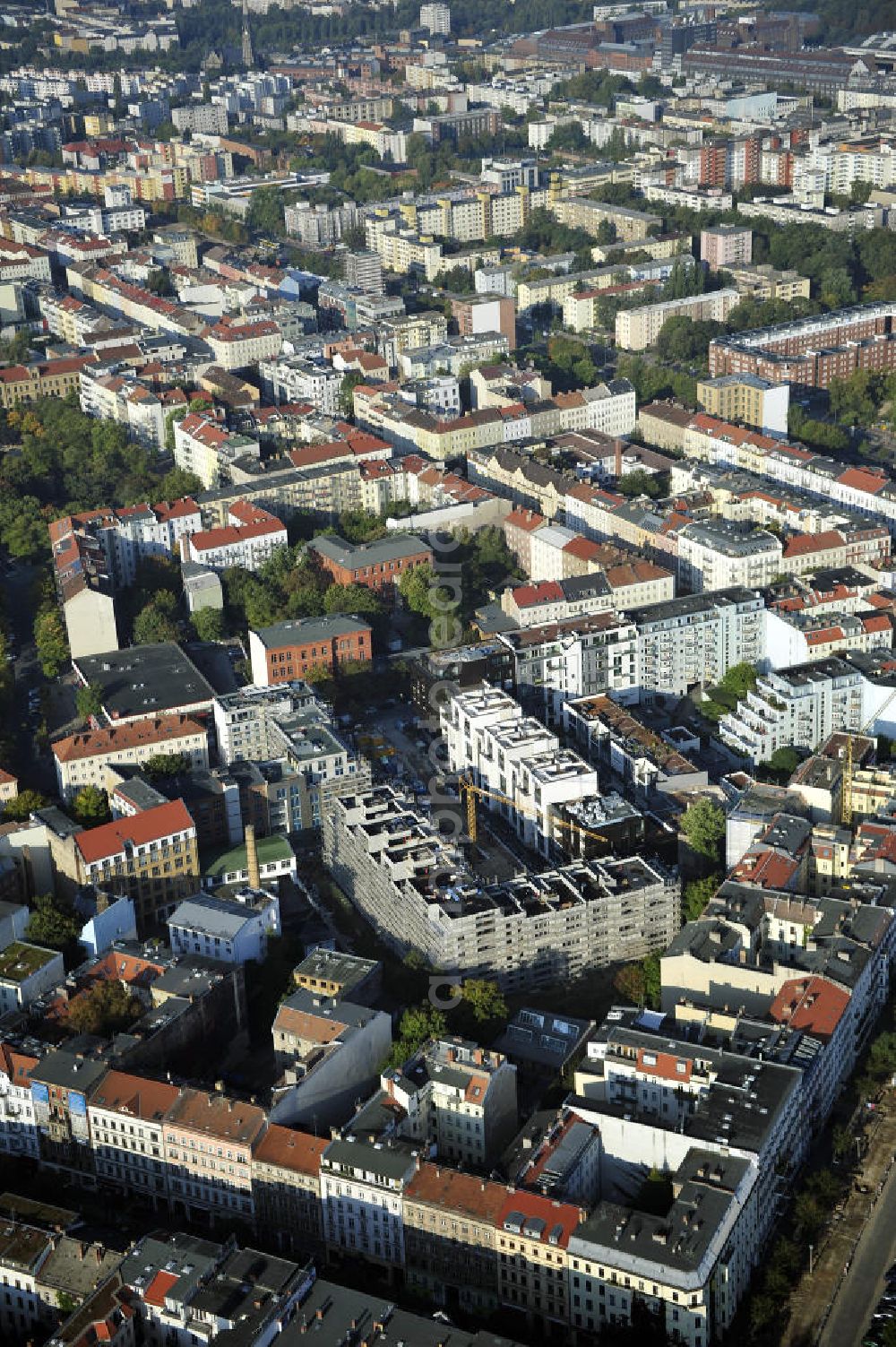 Berlin from the bird's eye view: Blick auf die Baustelle des Wohnneubaugebiet Marthashof an der Schwedter Straße im Stadtteil Prenzlauer Berg. Der Neubau ist ein Projekt der STOFANEL Investment AG , Projektsteuerer die city Bauten mbH, Baufirma die ALPINE Bau Deutschland. View of the residential development area „Marthashof Urban Village“ at the Berlin - district Prenzlauer Berg.