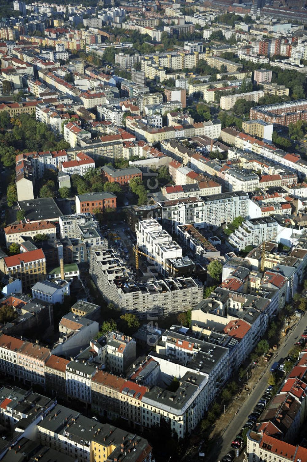 Aerial image Berlin - Blick auf die Baustelle des Wohnneubaugebiet Marthashof an der Schwedter Straße im Stadtteil Prenzlauer Berg. Der Neubau ist ein Projekt der STOFANEL Investment AG , Projektsteuerer die city Bauten mbH, Baufirma die ALPINE Bau Deutschland. View of the residential development area „Marthashof Urban Village“ at the Berlin - district Prenzlauer Berg.