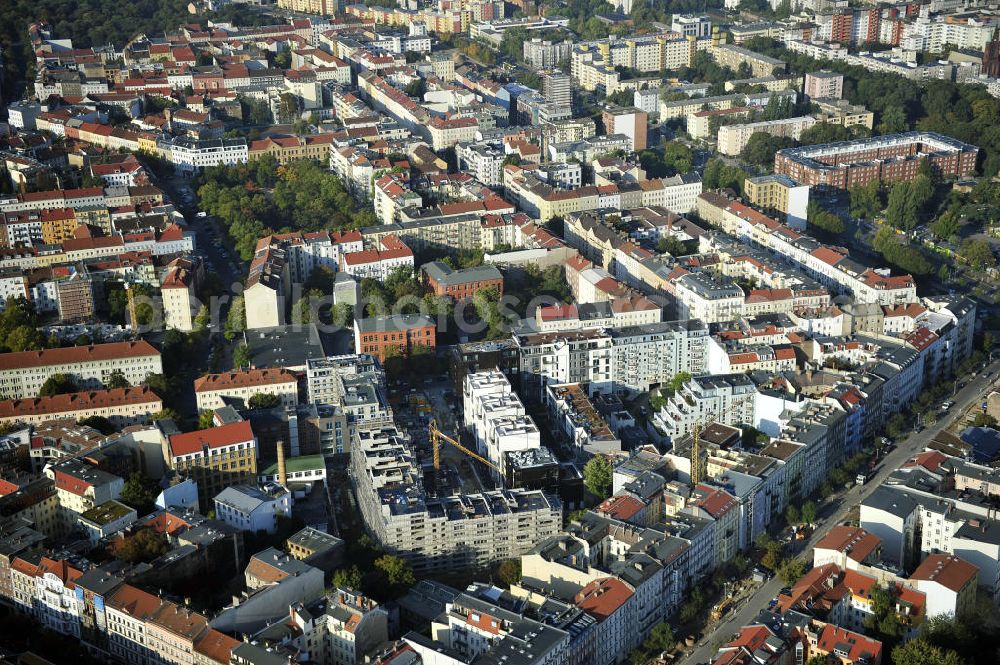 Aerial photograph Berlin - Blick auf die Baustelle des Wohnneubaugebiet Marthashof an der Schwedter Straße im Stadtteil Prenzlauer Berg. Der Neubau ist ein Projekt der STOFANEL Investment AG , Projektsteuerer die city Bauten mbH, Baufirma die ALPINE Bau Deutschland. View of the residential development area „Marthashof Urban Village“ at the Berlin - district Prenzlauer Berg.