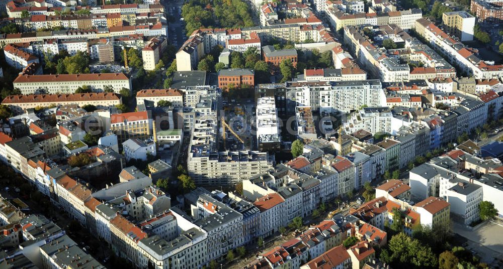 Berlin from above - Blick auf die Baustelle des Wohnneubaugebiet Marthashof an der Schwedter Straße im Stadtteil Prenzlauer Berg. Der Neubau ist ein Projekt der STOFANEL Investment AG , Projektsteuerer die city Bauten mbH, Baufirma die ALPINE Bau Deutschland. View of the residential development area „Marthashof Urban Village“ at the Berlin - district Prenzlauer Berg.