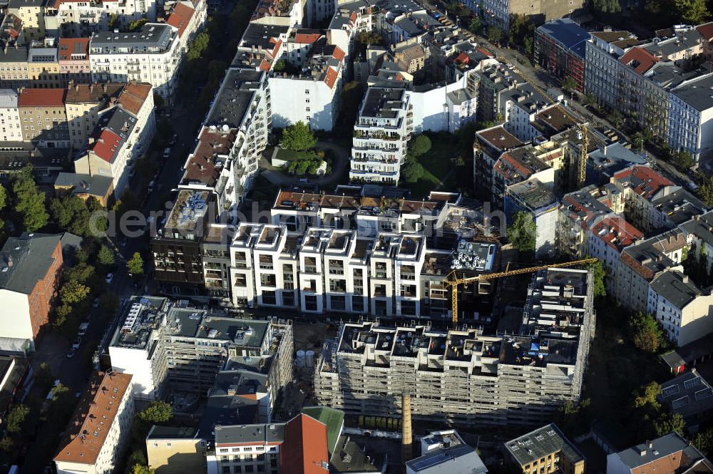 Aerial image Berlin - Blick auf die Baustelle des Wohnneubaugebiet Marthashof an der Schwedter Straße im Stadtteil Prenzlauer Berg. Der Neubau ist ein Projekt der STOFANEL Investment AG , Projektsteuerer die city Bauten mbH, Baufirma die ALPINE Bau Deutschland. View of the residential development area „Marthashof Urban Village“ at the Berlin - district Prenzlauer Berg.