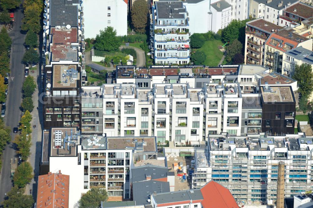 Aerial photograph Berlin - Blick auf die Baustelle des Wohnneubaugebiet Marthashof an der Schwedter Straße im Stadtteil Prenzlauer Berg. Auf einem 12 400 Quadratmeter großen Grundstück an der Schwedter Straße entstehen baut die Firma Stofanel und city Bauten mbH 130 Wohnungen um einen grünen Innenhof - vom 50 Quadratmeter großen Apartment bis zum 240 Quadratmeter großen Penthouse. 85 Prozent der Wohnungen sind verkauft. View of the residential development area Marthashof at the Berlin - district Prenzlauer Berg.