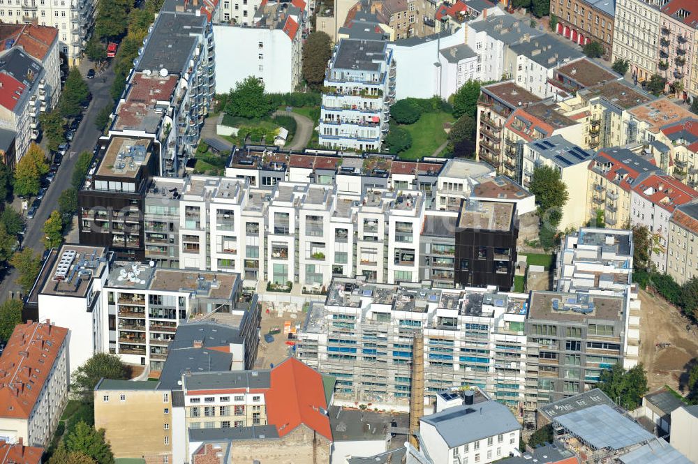 Berlin from above - Blick auf die Baustelle des Wohnneubaugebiet Marthashof an der Schwedter Straße im Stadtteil Prenzlauer Berg. Auf einem 12 400 Quadratmeter großen Grundstück an der Schwedter Straße entstehen baut die Firma Stofanel und city Bauten mbH 130 Wohnungen um einen grünen Innenhof - vom 50 Quadratmeter großen Apartment bis zum 240 Quadratmeter großen Penthouse. 85 Prozent der Wohnungen sind verkauft. View of the residential development area Marthashof at the Berlin - district Prenzlauer Berg.