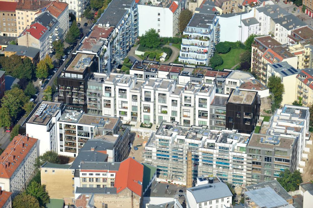 Berlin from the bird's eye view: Blick auf die Baustelle des Wohnneubaugebiet Marthashof an der Schwedter Straße im Stadtteil Prenzlauer Berg. Auf einem 12 400 Quadratmeter großen Grundstück an der Schwedter Straße entstehen baut die Firma Stofanel und city Bauten mbH 130 Wohnungen um einen grünen Innenhof - vom 50 Quadratmeter großen Apartment bis zum 240 Quadratmeter großen Penthouse. 85 Prozent der Wohnungen sind verkauft. View of the residential development area Marthashof at the Berlin - district Prenzlauer Berg.