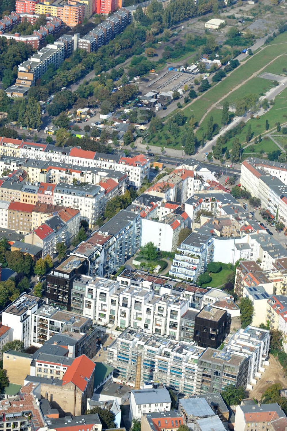 Aerial image Berlin - Blick auf die Baustelle des Wohnneubaugebiet Marthashof an der Schwedter Straße im Stadtteil Prenzlauer Berg. Auf einem 12 400 Quadratmeter großen Grundstück an der Schwedter Straße entstehen baut die Firma Stofanel und city Bauten mbH 130 Wohnungen um einen grünen Innenhof - vom 50 Quadratmeter großen Apartment bis zum 240 Quadratmeter großen Penthouse. 85 Prozent der Wohnungen sind verkauft. View of the residential development area Marthashof at the Berlin - district Prenzlauer Berg.