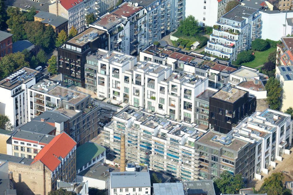 Aerial photograph Berlin - Blick auf die Baustelle des Wohnneubaugebiet Marthashof an der Schwedter Straße im Stadtteil Prenzlauer Berg. Auf einem 12 400 Quadratmeter großen Grundstück an der Schwedter Straße entstehen baut die Firma Stofanel und city Bauten mbH 130 Wohnungen um einen grünen Innenhof - vom 50 Quadratmeter großen Apartment bis zum 240 Quadratmeter großen Penthouse. 85 Prozent der Wohnungen sind verkauft. View of the residential development area Marthashof at the Berlin - district Prenzlauer Berg.