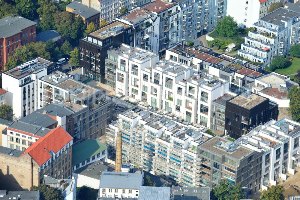 Berlin from above - Blick auf die Baustelle des Wohnneubaugebiet Marthashof an der Schwedter Straße im Stadtteil Prenzlauer Berg. Auf einem 12 400 Quadratmeter großen Grundstück an der Schwedter Straße entstehen baut die Firma Stofanel und city Bauten mbH 130 Wohnungen um einen grünen Innenhof - vom 50 Quadratmeter großen Apartment bis zum 240 Quadratmeter großen Penthouse. 85 Prozent der Wohnungen sind verkauft. View of the residential development area Marthashof at the Berlin - district Prenzlauer Berg.