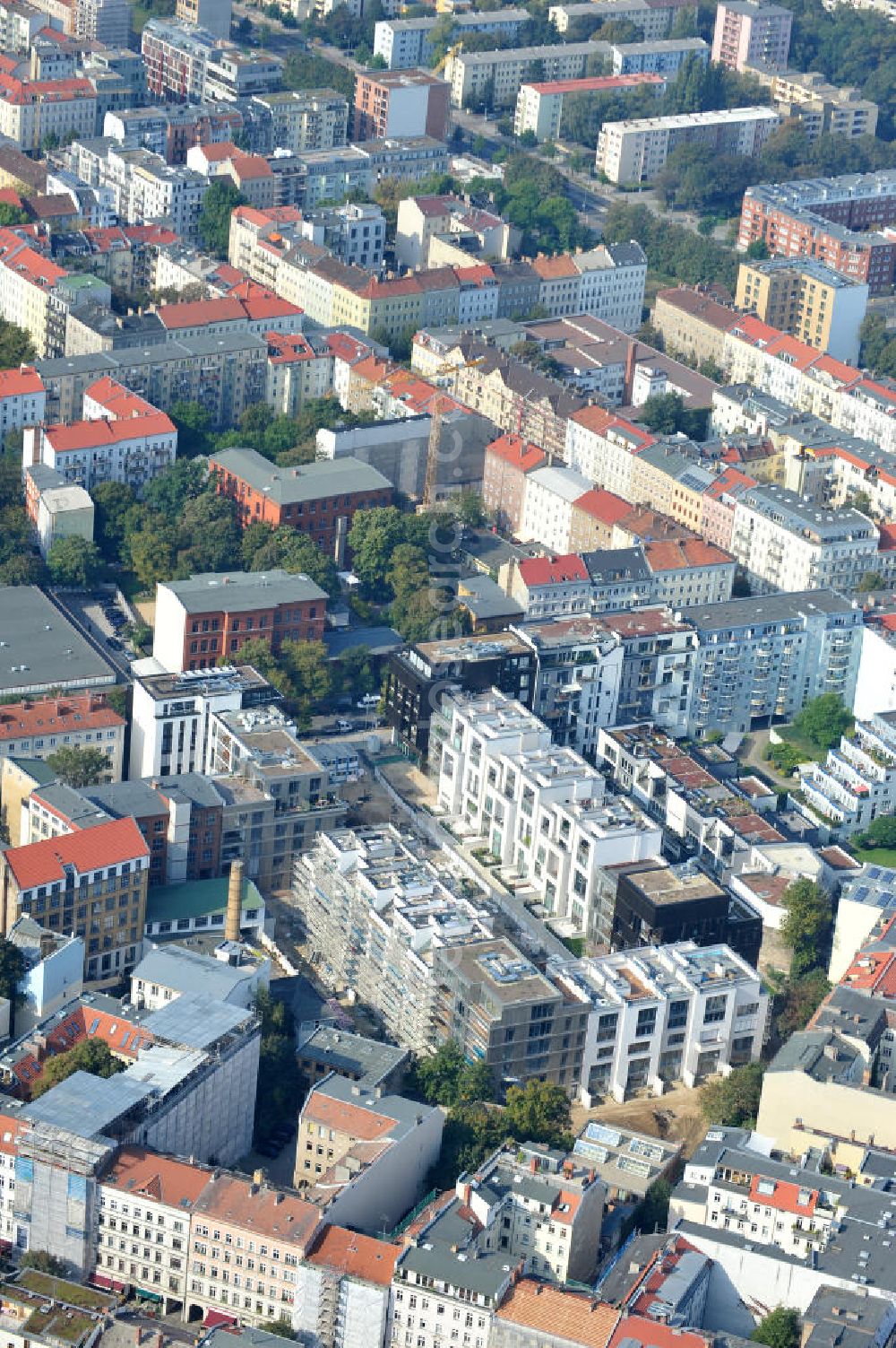 Berlin from the bird's eye view: Blick auf die Baustelle des Wohnneubaugebiet Marthashof an der Schwedter Straße im Stadtteil Prenzlauer Berg. Auf einem 12 400 Quadratmeter großen Grundstück an der Schwedter Straße entstehen baut die Firma Stofanel und city Bauten mbH 130 Wohnungen um einen grünen Innenhof - vom 50 Quadratmeter großen Apartment bis zum 240 Quadratmeter großen Penthouse. 85 Prozent der Wohnungen sind verkauft. View of the residential development area Marthashof at the Berlin - district Prenzlauer Berg.