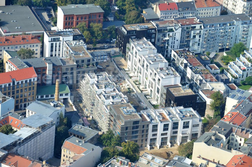 Aerial image Berlin - Blick auf die Baustelle des Wohnneubaugebiet Marthashof an der Schwedter Straße im Stadtteil Prenzlauer Berg. Auf einem 12 400 Quadratmeter großen Grundstück an der Schwedter Straße entstehen baut die Firma Stofanel und city Bauten mbH 130 Wohnungen um einen grünen Innenhof - vom 50 Quadratmeter großen Apartment bis zum 240 Quadratmeter großen Penthouse. 85 Prozent der Wohnungen sind verkauft. View of the residential development area Marthashof at the Berlin - district Prenzlauer Berg.