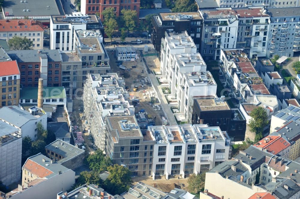 Aerial photograph Berlin - Blick auf die Baustelle des Wohnneubaugebiet Marthashof an der Schwedter Straße im Stadtteil Prenzlauer Berg. Auf einem 12 400 Quadratmeter großen Grundstück an der Schwedter Straße entstehen baut die Firma Stofanel und city Bauten mbH 130 Wohnungen um einen grünen Innenhof - vom 50 Quadratmeter großen Apartment bis zum 240 Quadratmeter großen Penthouse. 85 Prozent der Wohnungen sind verkauft. View of the residential development area Marthashof at the Berlin - district Prenzlauer Berg.