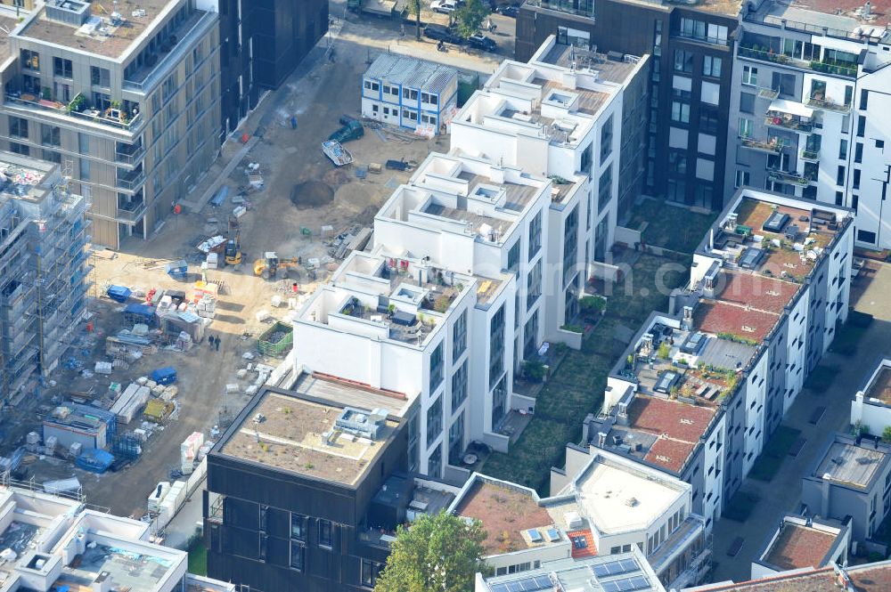 Berlin from above - Blick auf die Baustelle des Wohnneubaugebiet Marthashof an der Schwedter Straße im Stadtteil Prenzlauer Berg. Auf einem 12 400 Quadratmeter großen Grundstück an der Schwedter Straße entstehen baut die Firma Stofanel und city Bauten mbH 130 Wohnungen um einen grünen Innenhof - vom 50 Quadratmeter großen Apartment bis zum 240 Quadratmeter großen Penthouse. 85 Prozent der Wohnungen sind verkauft. View of the residential development area Marthashof at the Berlin - district Prenzlauer Berg.