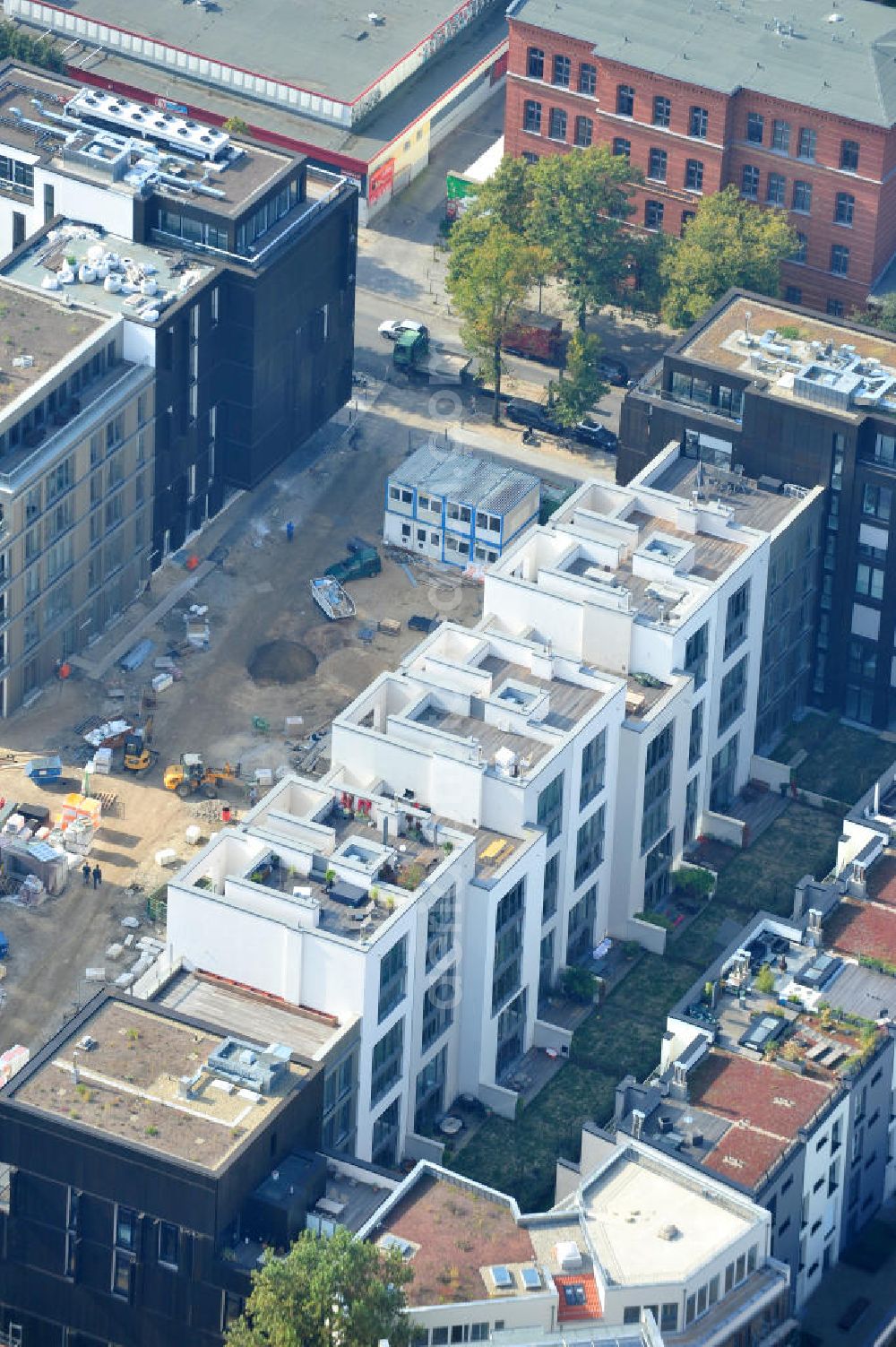 Berlin from the bird's eye view: Blick auf die Baustelle des Wohnneubaugebiet Marthashof an der Schwedter Straße im Stadtteil Prenzlauer Berg. Auf einem 12 400 Quadratmeter großen Grundstück an der Schwedter Straße entstehen baut die Firma Stofanel und city Bauten mbH 130 Wohnungen um einen grünen Innenhof - vom 50 Quadratmeter großen Apartment bis zum 240 Quadratmeter großen Penthouse. 85 Prozent der Wohnungen sind verkauft. View of the residential development area Marthashof at the Berlin - district Prenzlauer Berg.