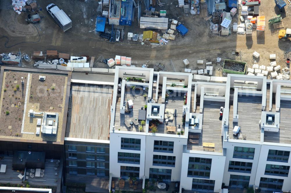 Aerial image Berlin - Blick auf die Baustelle des Wohnneubaugebiet Marthashof an der Schwedter Straße im Stadtteil Prenzlauer Berg. Auf einem 12 400 Quadratmeter großen Grundstück an der Schwedter Straße entstehen baut die Firma Stofanel und city Bauten mbH 130 Wohnungen um einen grünen Innenhof - vom 50 Quadratmeter großen Apartment bis zum 240 Quadratmeter großen Penthouse. 85 Prozent der Wohnungen sind verkauft. View of the residential development area Marthashof at the Berlin - district Prenzlauer Berg.