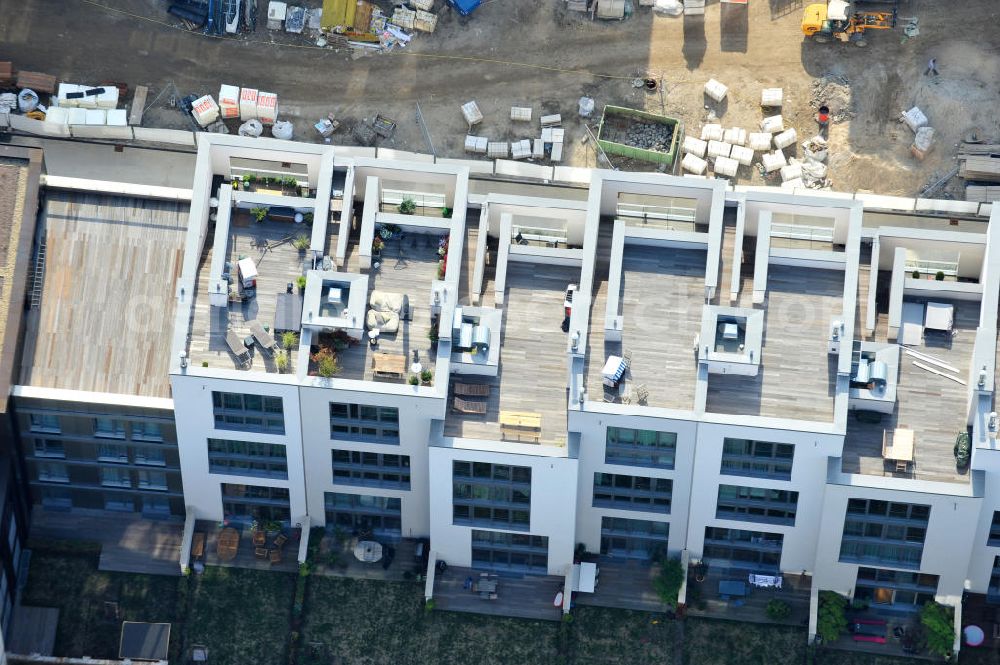 Aerial photograph Berlin - Blick auf die Baustelle des Wohnneubaugebiet Marthashof an der Schwedter Straße im Stadtteil Prenzlauer Berg. Auf einem 12 400 Quadratmeter großen Grundstück an der Schwedter Straße entstehen baut die Firma Stofanel und city Bauten mbH 130 Wohnungen um einen grünen Innenhof - vom 50 Quadratmeter großen Apartment bis zum 240 Quadratmeter großen Penthouse. 85 Prozent der Wohnungen sind verkauft. View of the residential development area Marthashof at the Berlin - district Prenzlauer Berg.