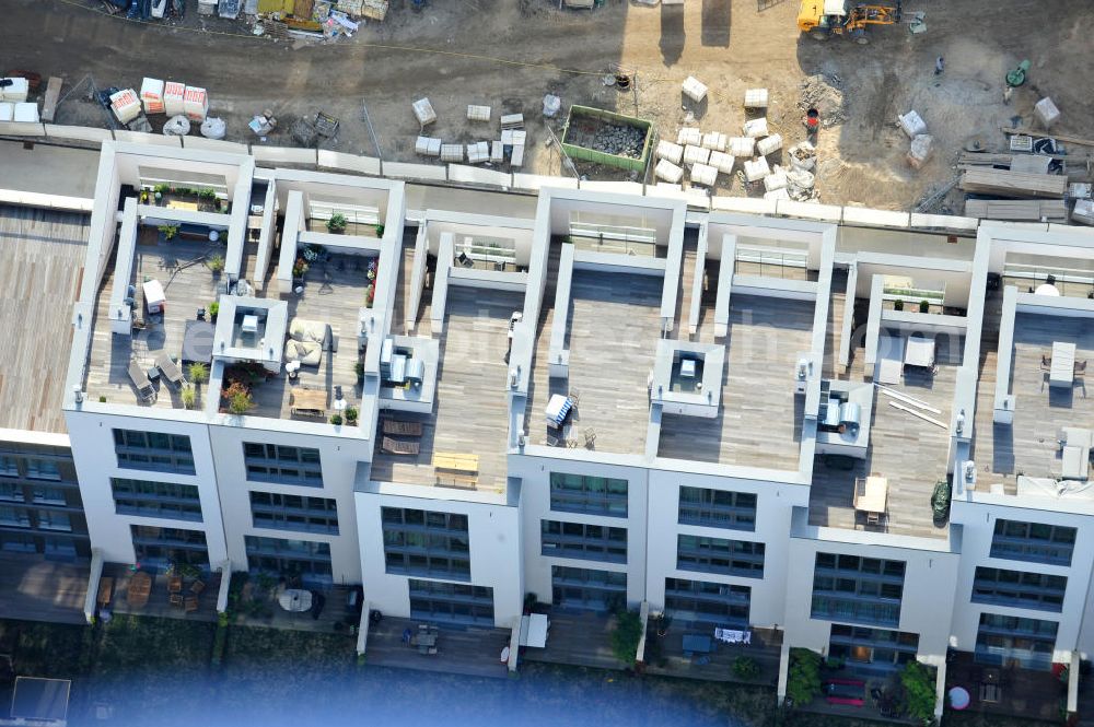 Berlin from above - Blick auf die Baustelle des Wohnneubaugebiet Marthashof an der Schwedter Straße im Stadtteil Prenzlauer Berg. Auf einem 12 400 Quadratmeter großen Grundstück an der Schwedter Straße entstehen baut die Firma Stofanel und city Bauten mbH 130 Wohnungen um einen grünen Innenhof - vom 50 Quadratmeter großen Apartment bis zum 240 Quadratmeter großen Penthouse. 85 Prozent der Wohnungen sind verkauft. View of the residential development area Marthashof at the Berlin - district Prenzlauer Berg.