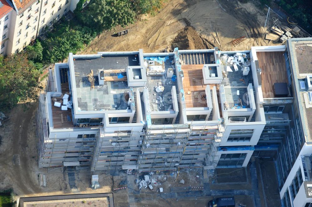 Berlin from the bird's eye view: Blick auf die Baustelle des Wohnneubaugebiet Marthashof an der Schwedter Straße im Stadtteil Prenzlauer Berg. Auf einem 12 400 Quadratmeter großen Grundstück an der Schwedter Straße entstehen baut die Firma Stofanel und city Bauten mbH 130 Wohnungen um einen grünen Innenhof - vom 50 Quadratmeter großen Apartment bis zum 240 Quadratmeter großen Penthouse. 85 Prozent der Wohnungen sind verkauft. View of the residential development area Marthashof at the Berlin - district Prenzlauer Berg.