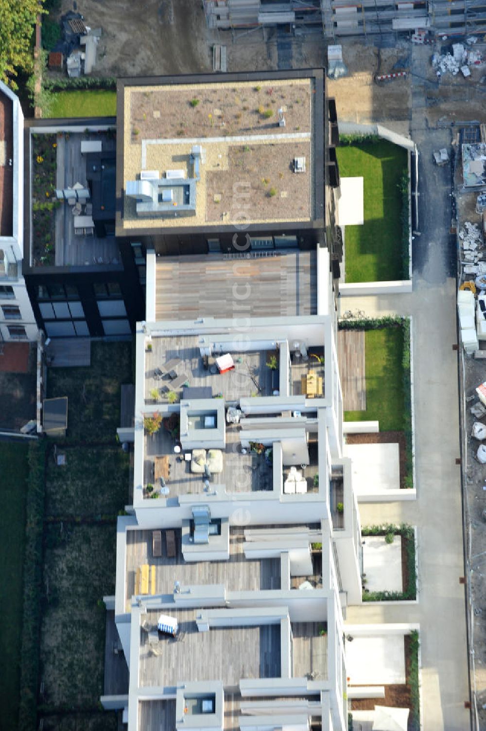 Aerial image Berlin - Blick auf die Baustelle des Wohnneubaugebiet Marthashof an der Schwedter Straße im Stadtteil Prenzlauer Berg. Auf einem 12 400 Quadratmeter großen Grundstück an der Schwedter Straße entstehen baut die Firma Stofanel und city Bauten mbH 130 Wohnungen um einen grünen Innenhof - vom 50 Quadratmeter großen Apartment bis zum 240 Quadratmeter großen Penthouse. 85 Prozent der Wohnungen sind verkauft. View of the residential development area Marthashof at the Berlin - district Prenzlauer Berg.