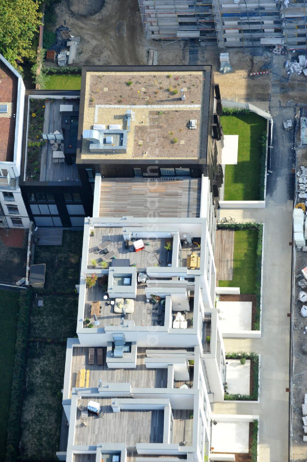 Aerial photograph Berlin - Blick auf die Baustelle des Wohnneubaugebiet Marthashof an der Schwedter Straße im Stadtteil Prenzlauer Berg. Auf einem 12 400 Quadratmeter großen Grundstück an der Schwedter Straße entstehen baut die Firma Stofanel und city Bauten mbH 130 Wohnungen um einen grünen Innenhof - vom 50 Quadratmeter großen Apartment bis zum 240 Quadratmeter großen Penthouse. 85 Prozent der Wohnungen sind verkauft. View of the residential development area Marthashof at the Berlin - district Prenzlauer Berg.