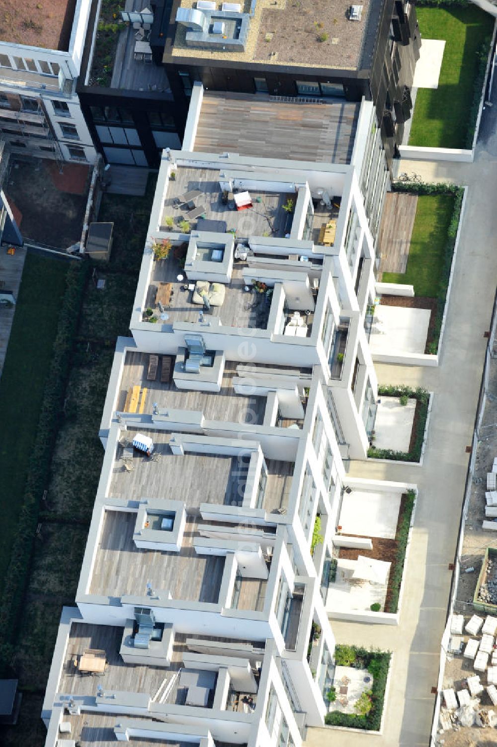 Berlin from above - Blick auf die Baustelle des Wohnneubaugebiet Marthashof an der Schwedter Straße im Stadtteil Prenzlauer Berg. Auf einem 12 400 Quadratmeter großen Grundstück an der Schwedter Straße entstehen baut die Firma Stofanel und city Bauten mbH 130 Wohnungen um einen grünen Innenhof - vom 50 Quadratmeter großen Apartment bis zum 240 Quadratmeter großen Penthouse. 85 Prozent der Wohnungen sind verkauft. View of the residential development area Marthashof at the Berlin - district Prenzlauer Berg.