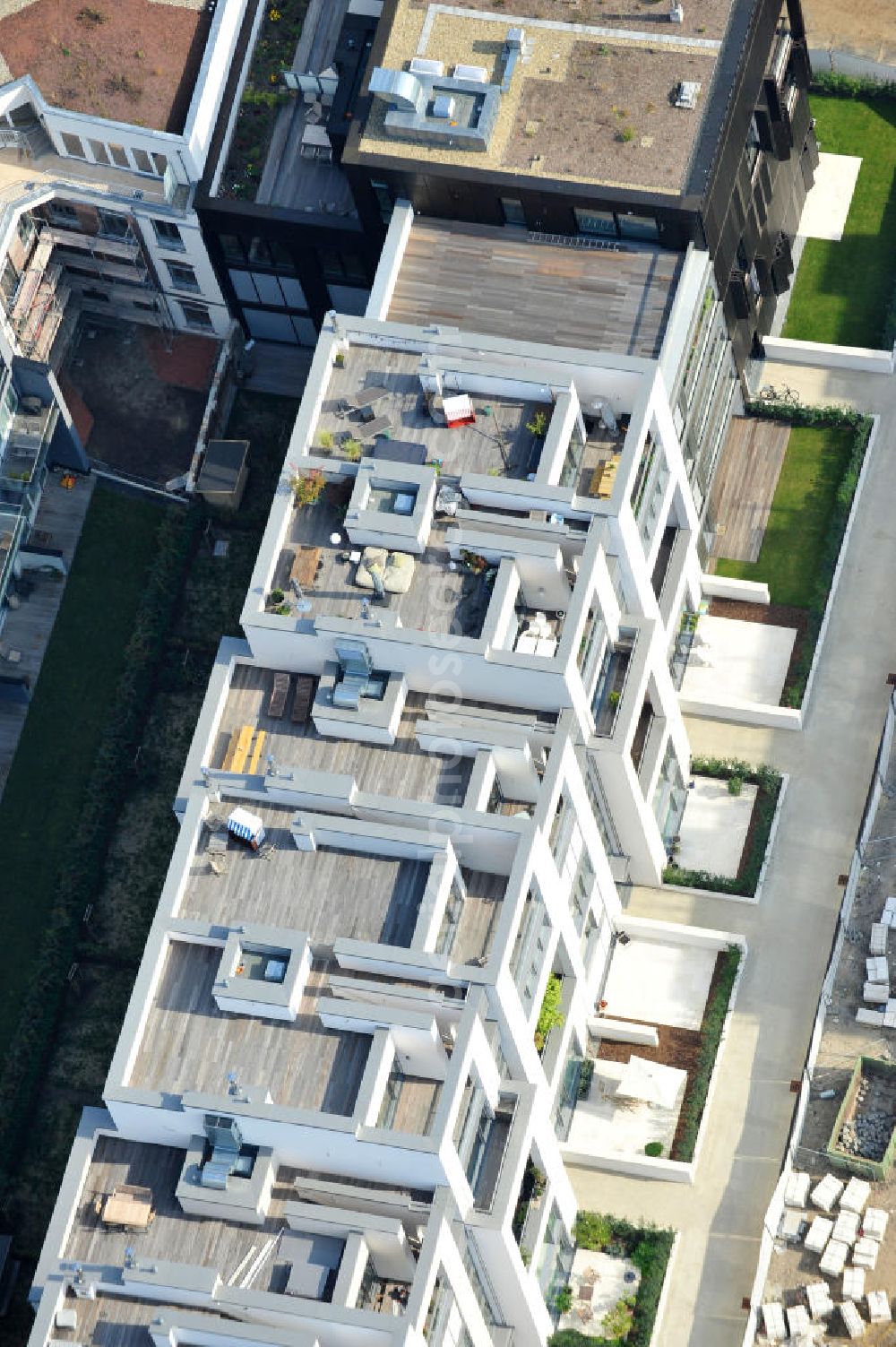 Berlin from the bird's eye view: Blick auf die Baustelle des Wohnneubaugebiet Marthashof an der Schwedter Straße im Stadtteil Prenzlauer Berg. Auf einem 12 400 Quadratmeter großen Grundstück an der Schwedter Straße entstehen baut die Firma Stofanel und city Bauten mbH 130 Wohnungen um einen grünen Innenhof - vom 50 Quadratmeter großen Apartment bis zum 240 Quadratmeter großen Penthouse. 85 Prozent der Wohnungen sind verkauft. View of the residential development area Marthashof at the Berlin - district Prenzlauer Berg.