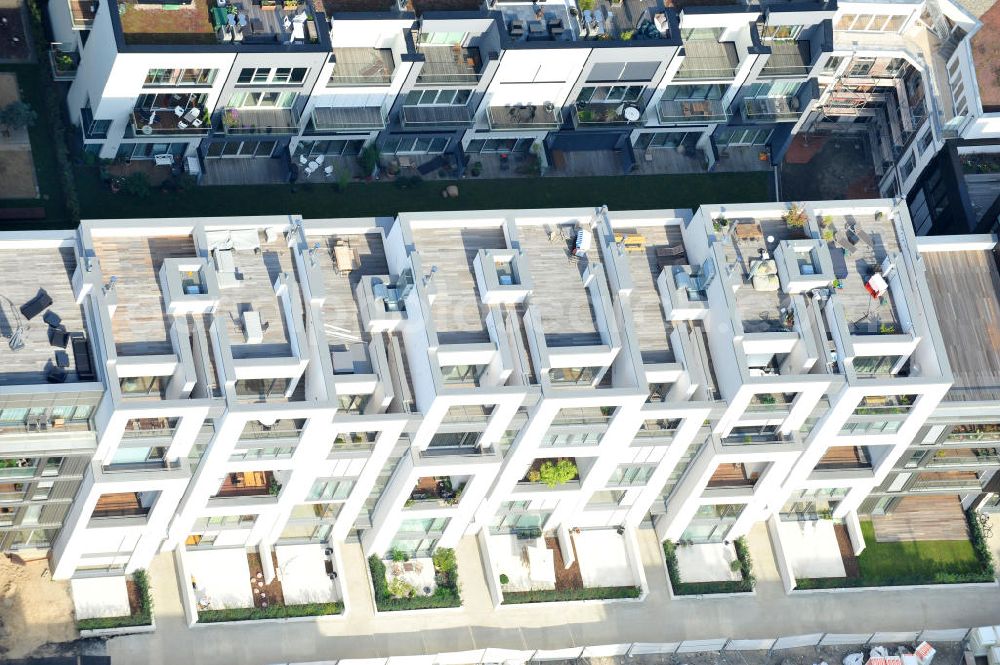 Aerial image Berlin - Blick auf die Baustelle des Wohnneubaugebiet Marthashof an der Schwedter Straße im Stadtteil Prenzlauer Berg. Auf einem 12 400 Quadratmeter großen Grundstück an der Schwedter Straße entstehen baut die Firma Stofanel und city Bauten mbH 130 Wohnungen um einen grünen Innenhof - vom 50 Quadratmeter großen Apartment bis zum 240 Quadratmeter großen Penthouse. 85 Prozent der Wohnungen sind verkauft. View of the residential development area Marthashof at the Berlin - district Prenzlauer Berg.