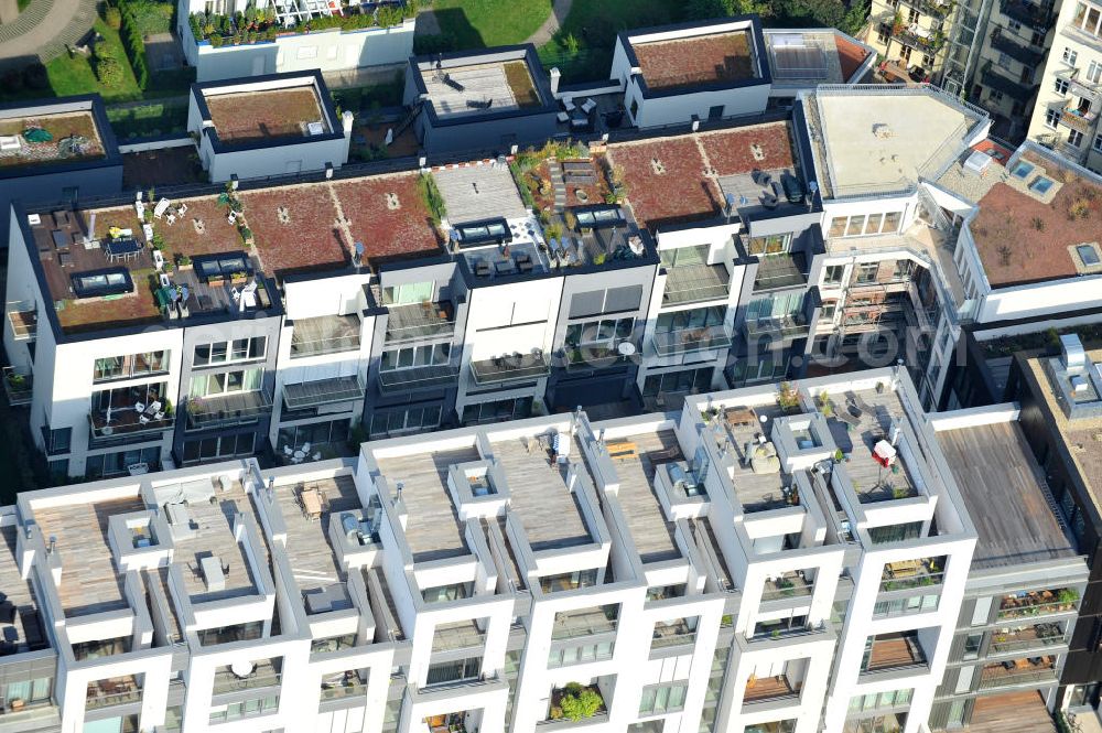 Aerial photograph Berlin - Blick auf die Baustelle des Wohnneubaugebiet Marthashof an der Schwedter Straße im Stadtteil Prenzlauer Berg. Auf einem 12 400 Quadratmeter großen Grundstück an der Schwedter Straße entstehen baut die Firma Stofanel und city Bauten mbH 130 Wohnungen um einen grünen Innenhof - vom 50 Quadratmeter großen Apartment bis zum 240 Quadratmeter großen Penthouse. 85 Prozent der Wohnungen sind verkauft. View of the residential development area Marthashof at the Berlin - district Prenzlauer Berg.