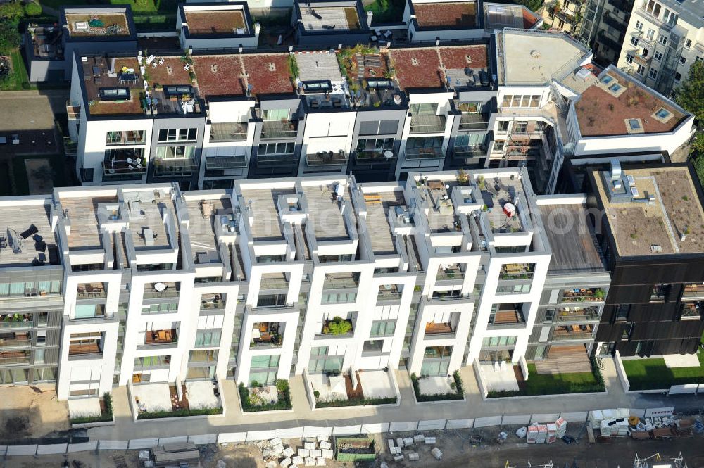 Berlin from above - Blick auf die Baustelle des Wohnneubaugebiet Marthashof an der Schwedter Straße im Stadtteil Prenzlauer Berg. Auf einem 12 400 Quadratmeter großen Grundstück an der Schwedter Straße entstehen baut die Firma Stofanel und city Bauten mbH 130 Wohnungen um einen grünen Innenhof - vom 50 Quadratmeter großen Apartment bis zum 240 Quadratmeter großen Penthouse. 85 Prozent der Wohnungen sind verkauft. View of the residential development area Marthashof at the Berlin - district Prenzlauer Berg.