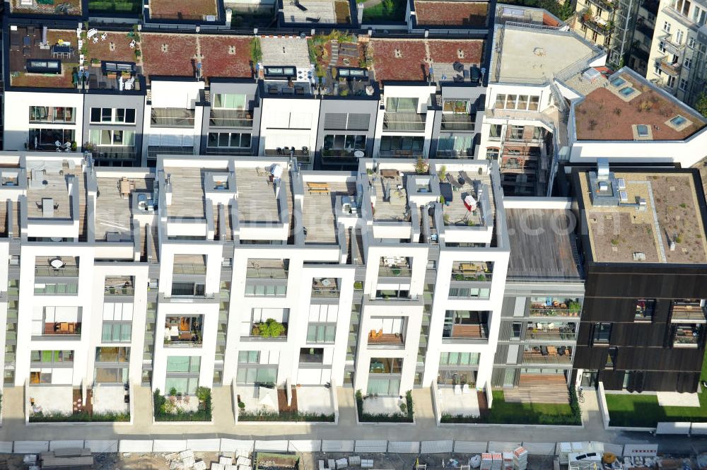 Berlin from the bird's eye view: Blick auf die Baustelle des Wohnneubaugebiet Marthashof an der Schwedter Straße im Stadtteil Prenzlauer Berg. Auf einem 12 400 Quadratmeter großen Grundstück an der Schwedter Straße entstehen baut die Firma Stofanel und city Bauten mbH 130 Wohnungen um einen grünen Innenhof - vom 50 Quadratmeter großen Apartment bis zum 240 Quadratmeter großen Penthouse. 85 Prozent der Wohnungen sind verkauft. View of the residential development area Marthashof at the Berlin - district Prenzlauer Berg.