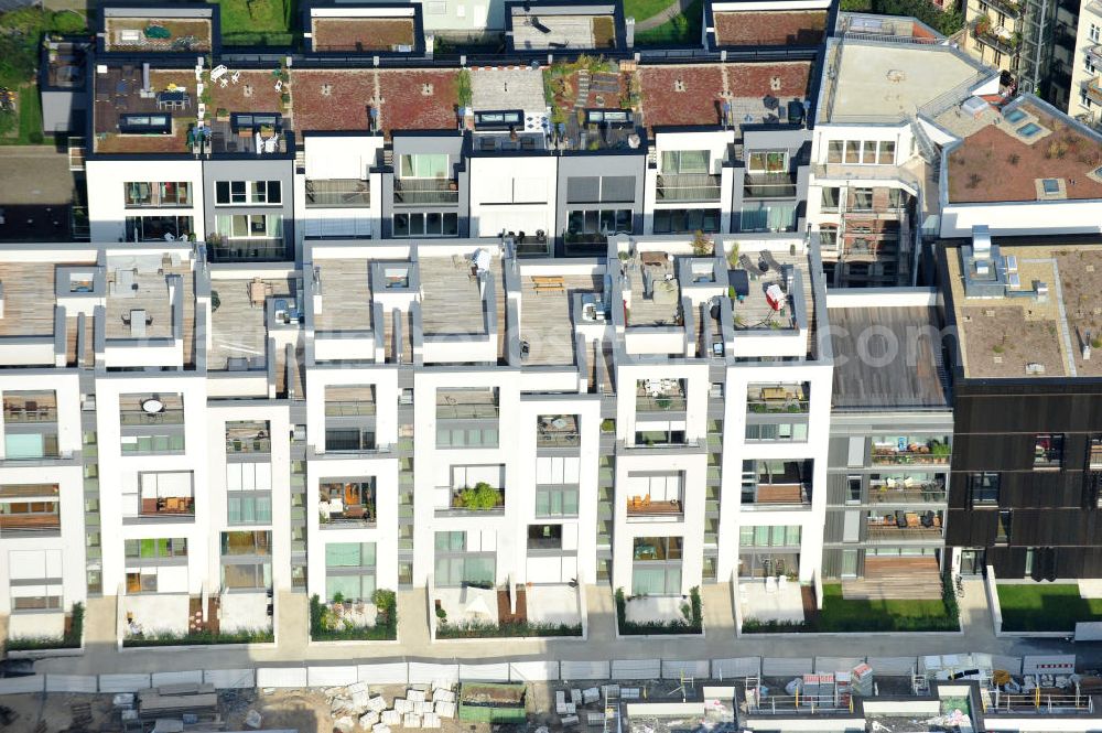 Aerial image Berlin - Blick auf die Baustelle des Wohnneubaugebiet Marthashof an der Schwedter Straße im Stadtteil Prenzlauer Berg. Auf einem 12 400 Quadratmeter großen Grundstück an der Schwedter Straße entstehen baut die Firma Stofanel und city Bauten mbH 130 Wohnungen um einen grünen Innenhof - vom 50 Quadratmeter großen Apartment bis zum 240 Quadratmeter großen Penthouse. 85 Prozent der Wohnungen sind verkauft. View of the residential development area Marthashof at the Berlin - district Prenzlauer Berg.