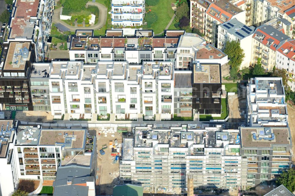 Aerial photograph Berlin - Blick auf die Baustelle des Wohnneubaugebiet Marthashof an der Schwedter Straße im Stadtteil Prenzlauer Berg. Auf einem 12 400 Quadratmeter großen Grundstück an der Schwedter Straße entstehen baut die Firma Stofanel und city Bauten mbH 130 Wohnungen um einen grünen Innenhof - vom 50 Quadratmeter großen Apartment bis zum 240 Quadratmeter großen Penthouse. 85 Prozent der Wohnungen sind verkauft. View of the residential development area Marthashof at the Berlin - district Prenzlauer Berg.