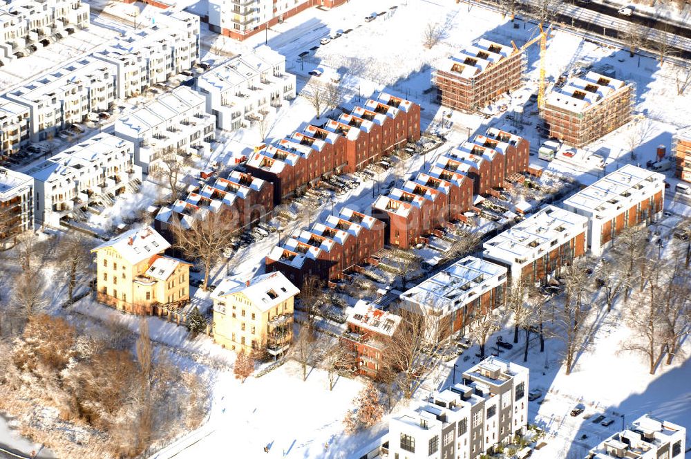 Aerial photograph Berlin - Blick auf das winterlich verschneite Wohnneubaugebiet Terassen- und Reihenhäuser am Ufer des Rummelsburger See in Berlin - Rummelsburg.Ein Projekt der KELLER & PUDRITZ Projektentwicklungs GmbH