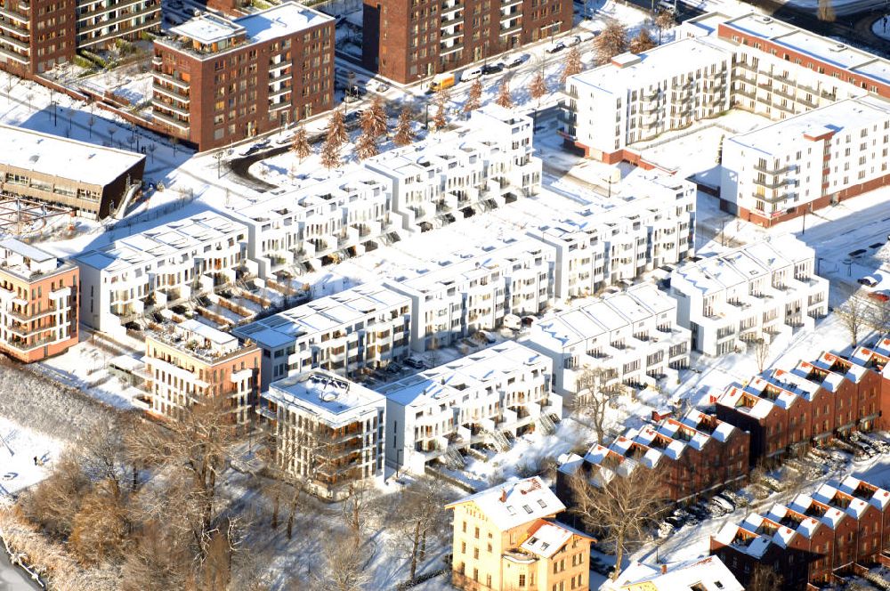 Berlin from above - Blick auf das winterlich verschneite Wohnneubaugebiet Terassen- und Reihenhäuser am Ufer des Rummelsburger See in Berlin - Rummelsburg.Ein Projekt der KELLER & PUDRITZ Projektentwicklungs GmbH