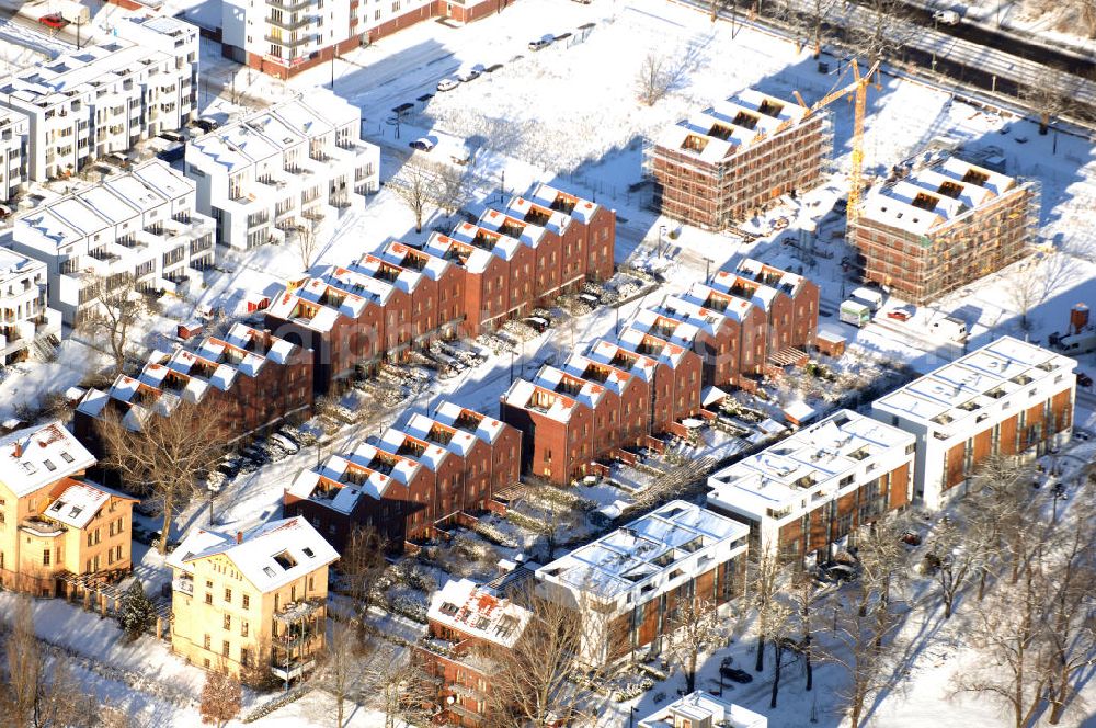 Berlin from the bird's eye view: Blick auf das winterlich verschneite Wohnneubaugebiet Terassen- und Reihenhäuser am Ufer des Rummelsburger See in Berlin - Rummelsburg.Ein Projekt der KELLER & PUDRITZ Projektentwicklungs GmbH