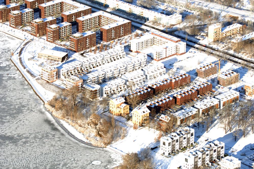 Aerial image Berlin - Blick auf das winterlich verschneite Wohnneubaugebiet Terassen- und Reihenhäuser am Ufer des Rummelsburger See in Berlin - Rummelsburg.Ein Projekt der KELLER & PUDRITZ Projektentwicklungs GmbH