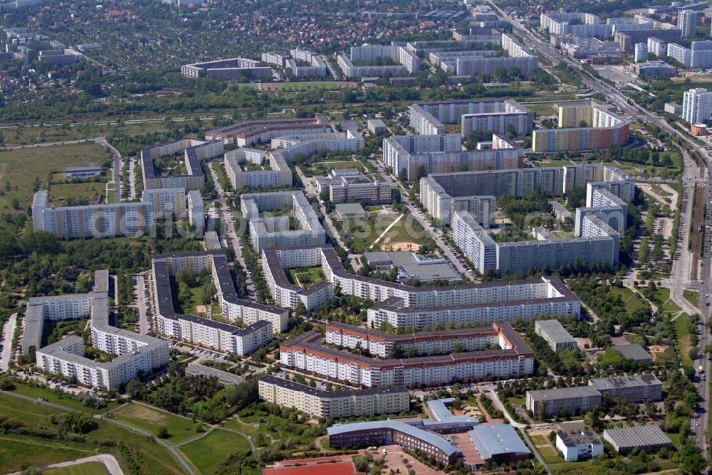 Aerial photograph Berlin - Blick auf das Wohnneubaugebiet an der Wartiner Straße, Vincent-van-Gogh-Straße und Falkenberger Chaussee in Berlin-Hohenschönhausen in Ost-West-Richtung.