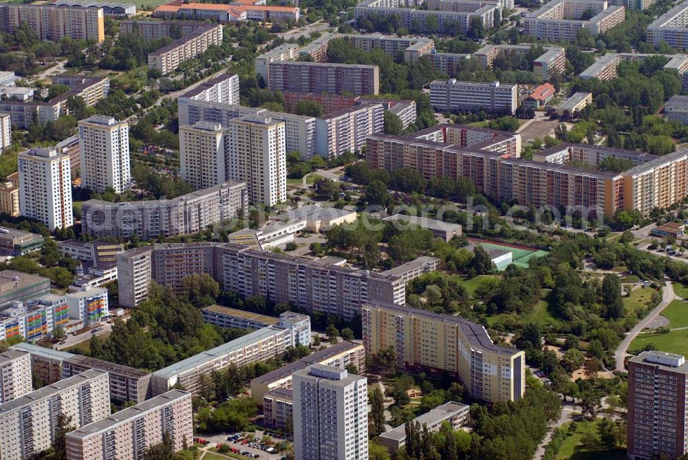 Aerial photograph Berlin - Blick auf das Wohnneubaugebiet an der Wartiner Straße, Vincent-van-Gogh-Straße und Falkenberger Chaussee in Berlin-Hohenschönhausen in Ost-West-Richtung.