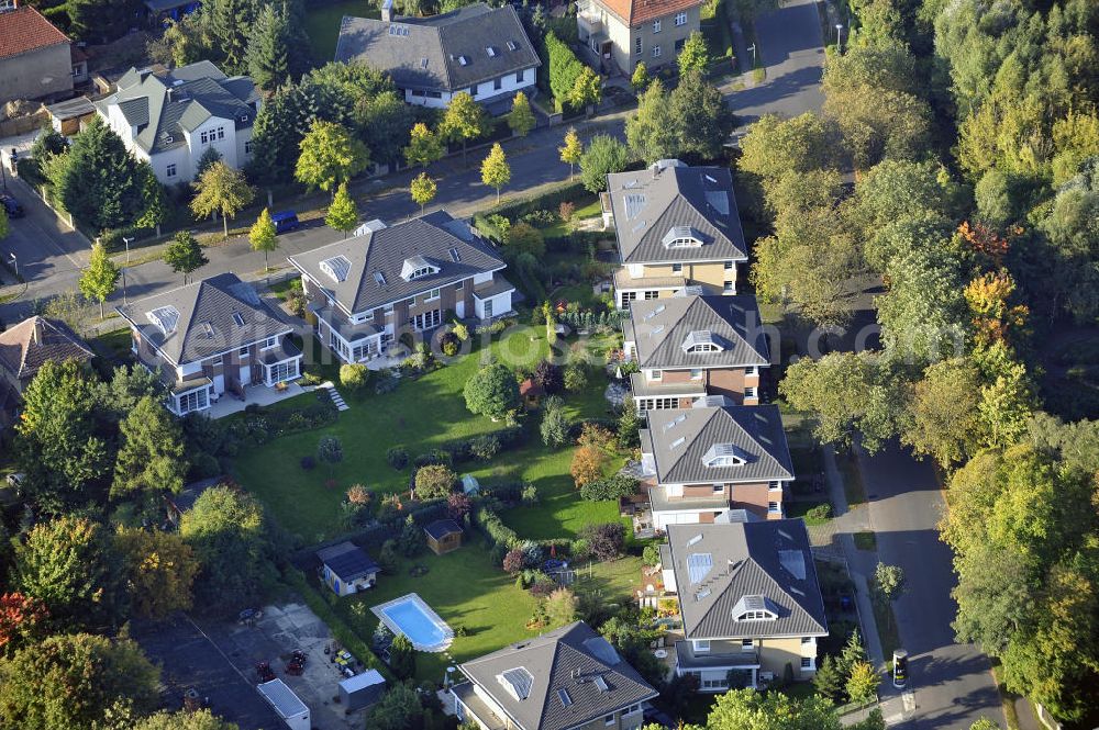 Aerial image Berlin - Blick auf das Wohnneubaugebiet Wohnpark am Orankesee an der Oberseestraße am Orankesee im Stadtteil Weißensee. Der Neubau ist ein Projekt der firma city Bauten mbH. View of the residential development area residential park on Orankesee at the upper lake road at Orankesee in the district Weissensee.