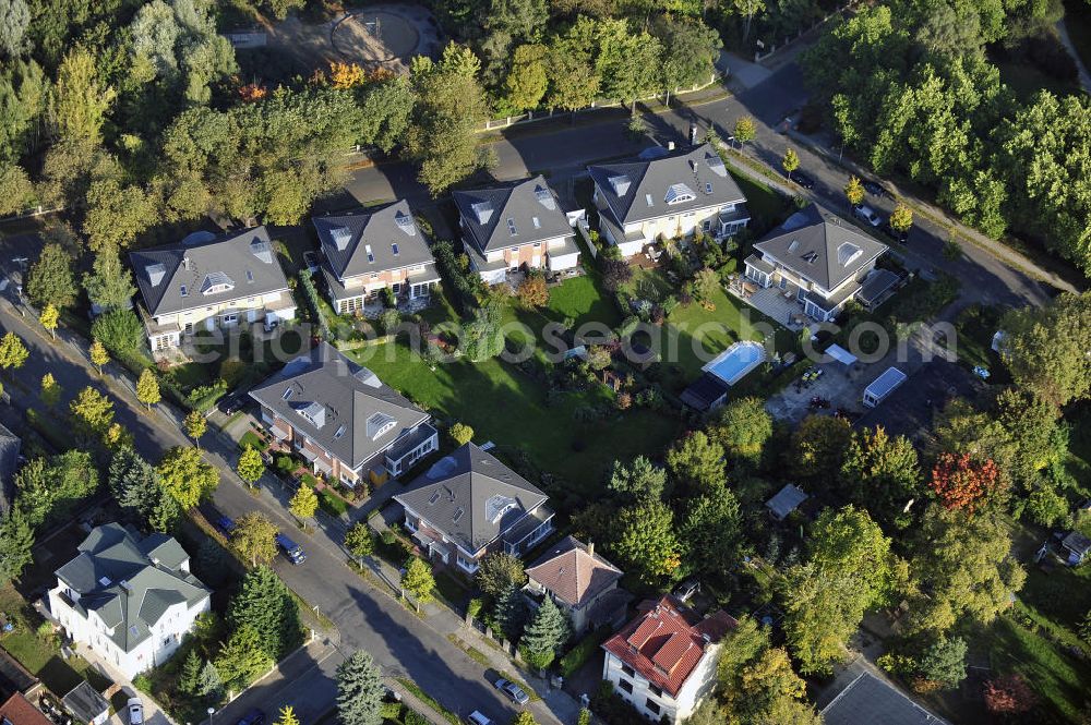 Aerial photograph Berlin - Blick auf das Wohnneubaugebiet Wohnpark am Orankesee an der Oberseestraße am Orankesee im Stadtteil Weißensee. Der Neubau ist ein Projekt der firma city Bauten mbH. View of the residential development area residential park on Orankesee at the upper lake road at Orankesee in the district Weissensee.