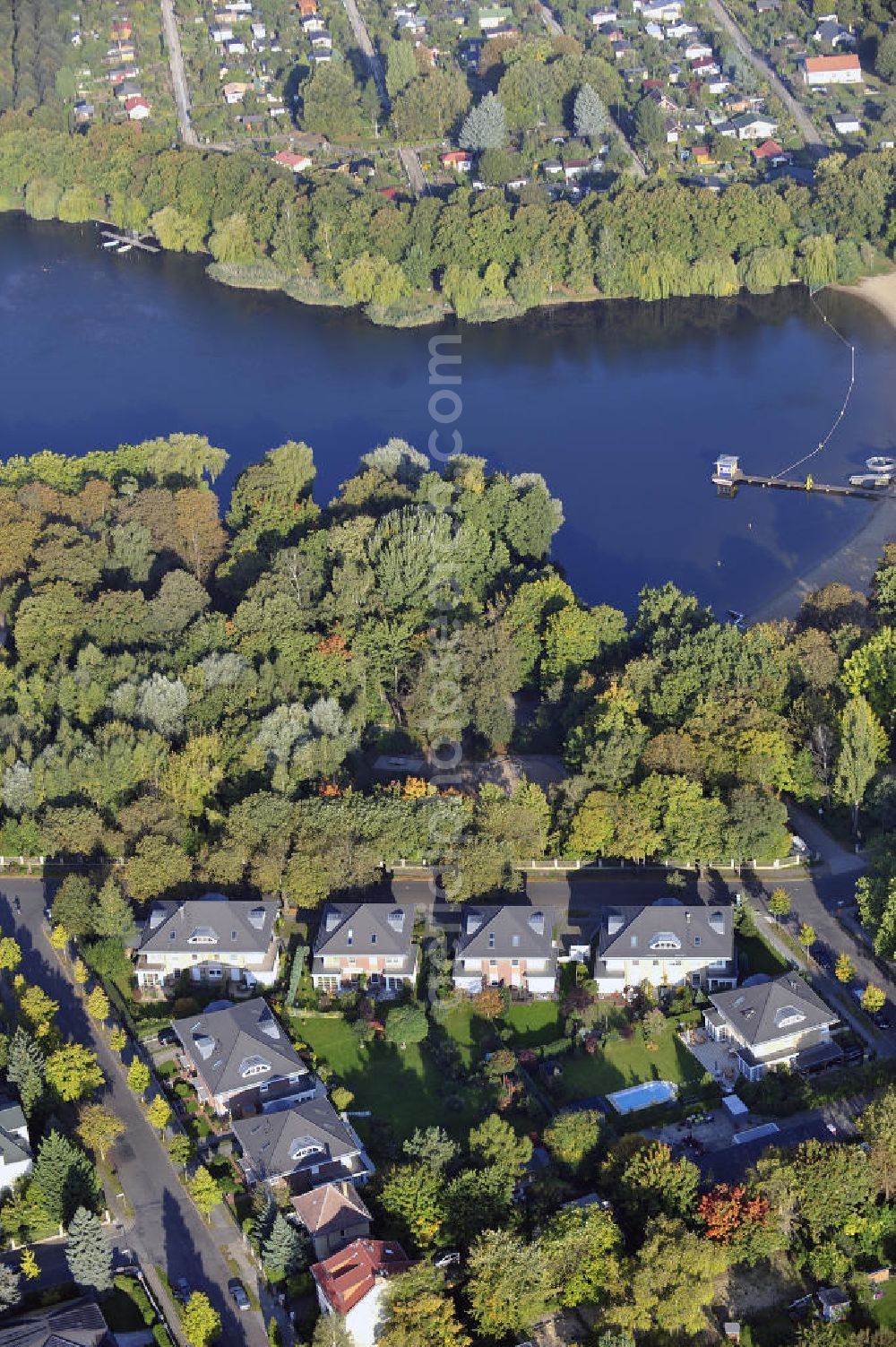 Berlin from above - Blick auf das Wohnneubaugebiet Wohnpark am Orankesee an der Oberseestraße am Orankesee im Stadtteil Weißensee. Der Neubau ist ein Projekt der firma city Bauten mbH. View of the residential development area residential park on Orankesee at the upper lake road at Orankesee in the district Weissensee.