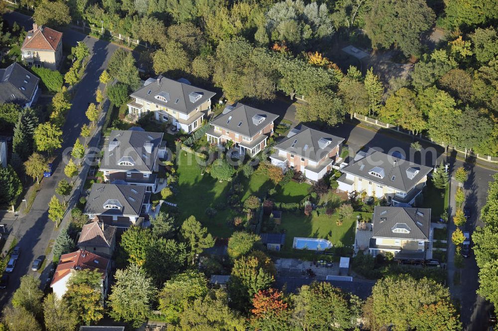 Aerial image Berlin - Blick auf das Wohnneubaugebiet Wohnpark am Orankesee an der Oberseestraße am Orankesee im Stadtteil Weißensee. Der Neubau ist ein Projekt der firma city Bauten mbH. View of the residential development area residential park on Orankesee at the upper lake road at Orankesee in the district Weissensee.