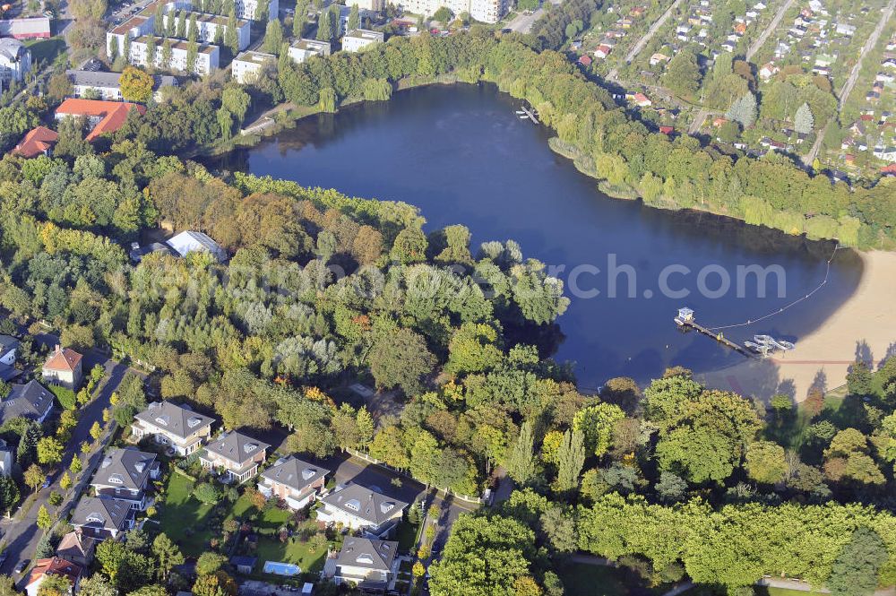 Aerial photograph Berlin - Blick auf das Wohnneubaugebiet Wohnpark am Orankesee an der Oberseestraße am Orankesee im Stadtteil Weißensee. Der Neubau ist ein Projekt der firma city Bauten mbH. View of the residential development area residential park on Orankesee at the upper lake road at Orankesee in the district Weissensee.