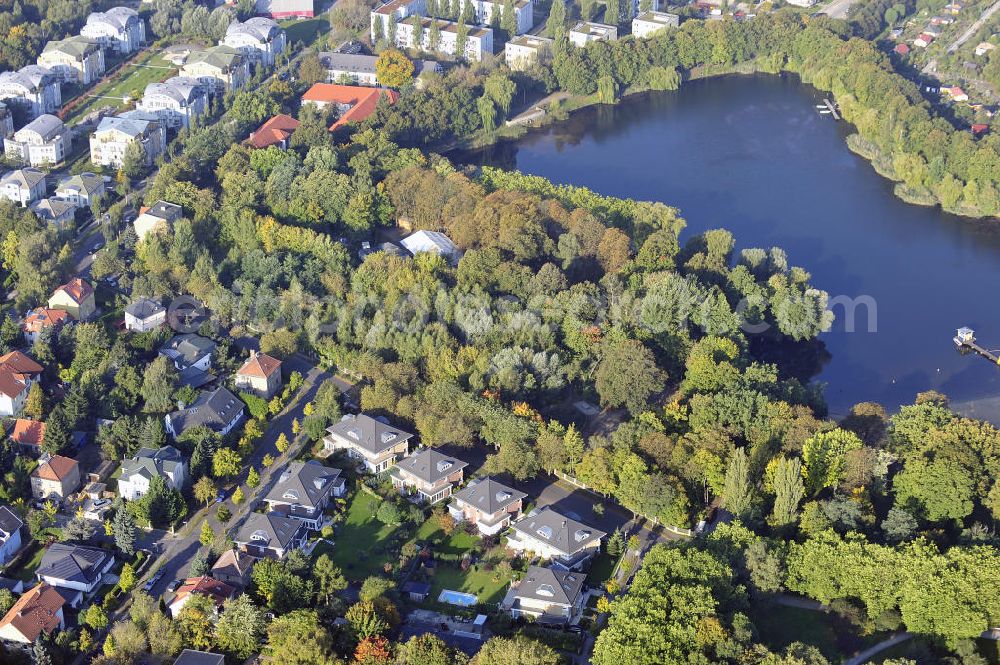 Berlin from above - Blick auf das Wohnneubaugebiet Wohnpark am Orankesee an der Oberseestraße am Orankesee im Stadtteil Weißensee. Der Neubau ist ein Projekt der firma city Bauten mbH. View of the residential development area residential park on Orankesee at the upper lake road at Orankesee in the district Weissensee.