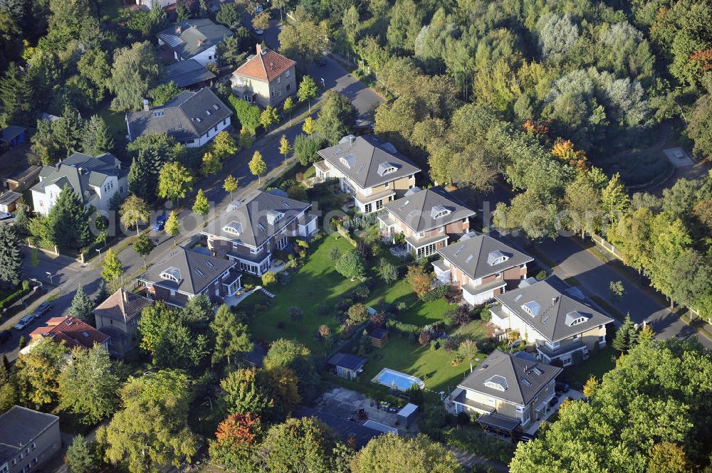 Berlin from the bird's eye view: Blick auf das Wohnneubaugebiet Wohnpark am Orankesee an der Oberseestraße am Orankesee im Stadtteil Weißensee. Der Neubau ist ein Projekt der firma city Bauten mbH. View of the residential development area residential park on Orankesee at the upper lake road at Orankesee in the district Weissensee.