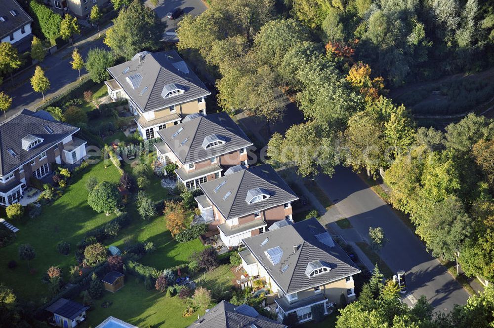 Aerial image Berlin - Blick auf das Wohnneubaugebiet Wohnpark am Orankesee an der Oberseestraße am Orankesee im Stadtteil Weißensee. Der Neubau ist ein Projekt der firma city Bauten mbH. View of the residential development area residential park on Orankesee at the upper lake road at Orankesee in the district Weissensee.