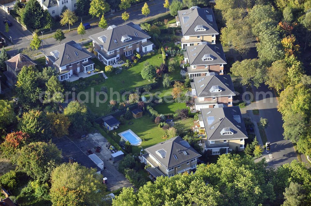 Aerial photograph Berlin - Blick auf das Wohnneubaugebiet Wohnpark am Orankesee an der Oberseestraße am Orankesee im Stadtteil Weißensee. Der Neubau ist ein Projekt der firma city Bauten mbH. View of the residential development area residential park on Orankesee at the upper lake road at Orankesee in the district Weissensee.