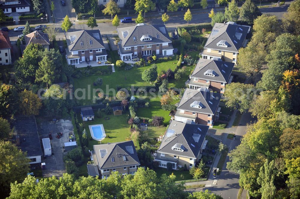 Aerial image Berlin - Blick auf das Wohnneubaugebiet Wohnpark am Orankesee an der Oberseestraße am Orankesee im Stadtteil Weißensee. Der Neubau ist ein Projekt der firma city Bauten mbH. View of the residential development area residential park on Orankesee at the upper lake road at Orankesee in the district Weissensee.